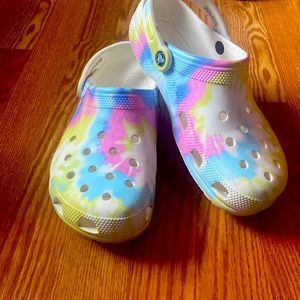 Crocs Women 10/ Men’s 8 pastel tye dye classic clog